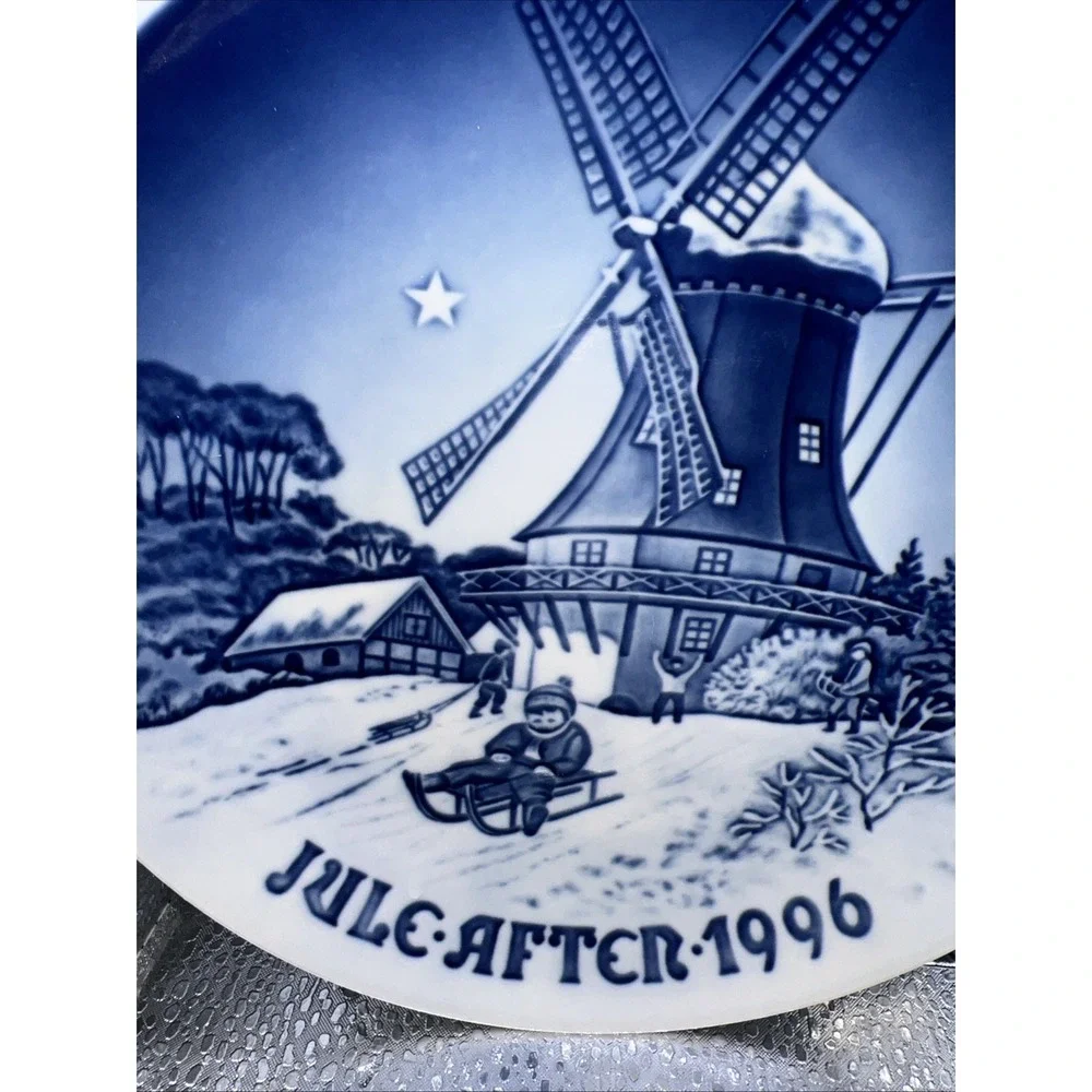 1966 Royal Copenhagen Collector's Christmas Plate‎ – Home for Christmas